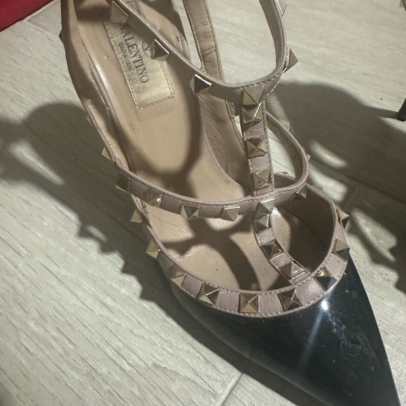 Valentino Garavani Black and Tan Rockstud Heels - Picture 4 of 11